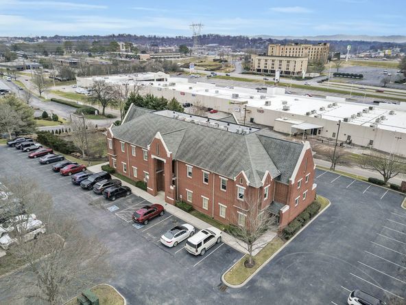 Cross Park Center: 9123 - 9131 Cross Park Drive, Knoxville, TN 37923